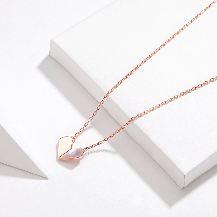 Inès | Collier Cœur Géométrique en Nacre et Métal Poli