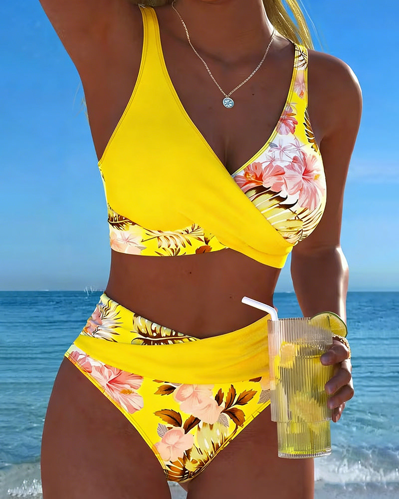 Bikini avec motif floral contrasté et découpe