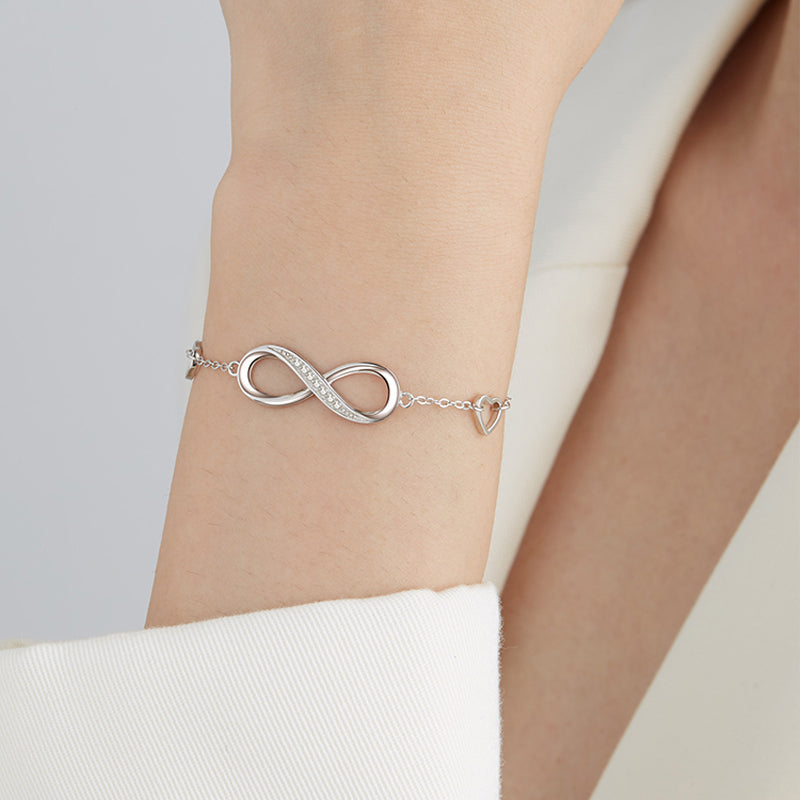 Éternelle | Bracelet Infini Serti de Cristaux et Cœurs Délicats