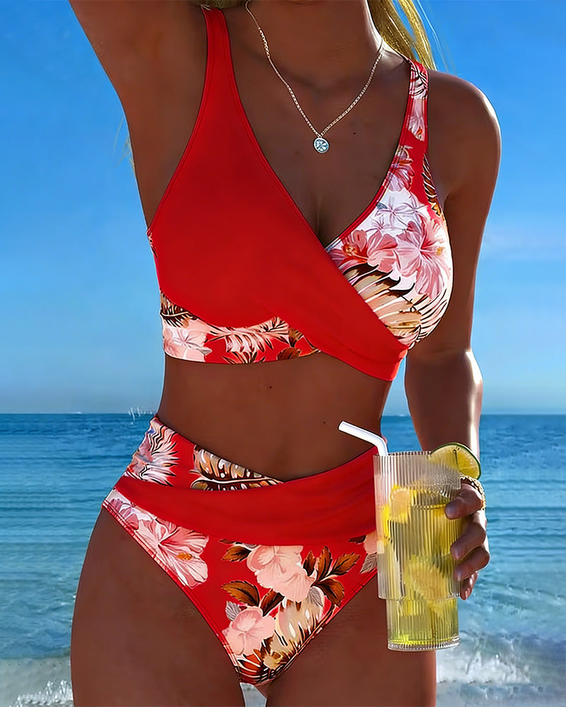 Bikini avec motif floral contrasté et découpe